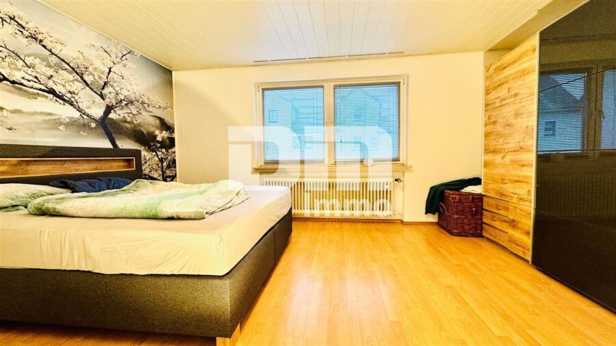 (R)erserviert!!!Einfamilienhaus mit 2 Balkonen, Garten / Freisitz + Garage in gesuchter Wohnlage - OG Schlafzimmer
